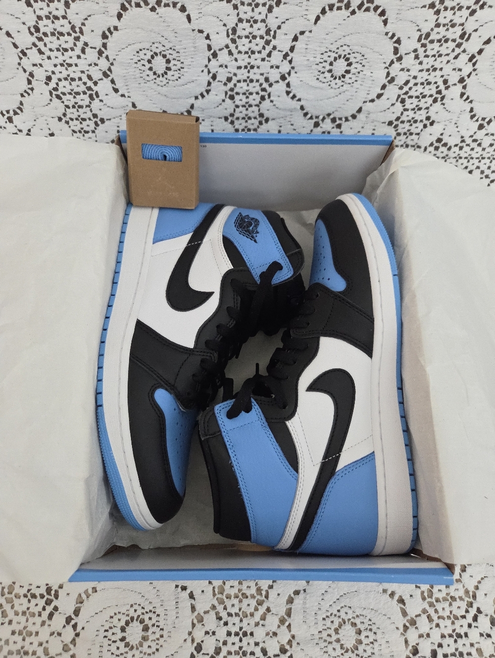 Nike Air Jordan 1 Men's Retro High OG UNC Toe Sneakers University Blue Size 10 - Picture 3 of 11